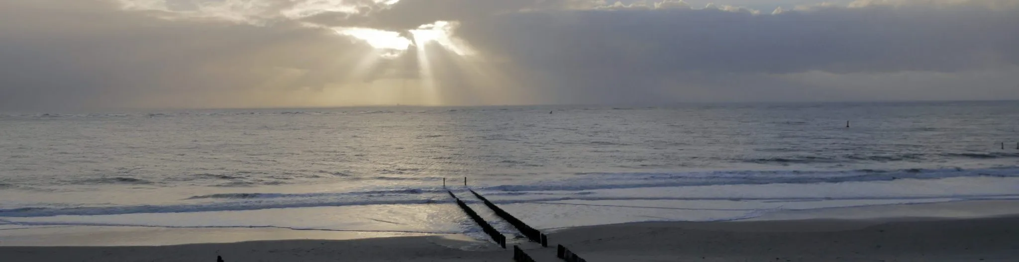Strand met zee bij helder weer